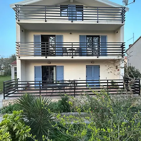 아파트 House Gacina 로비니