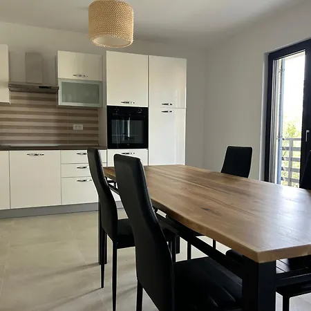 아파트 House Gacina 로비니